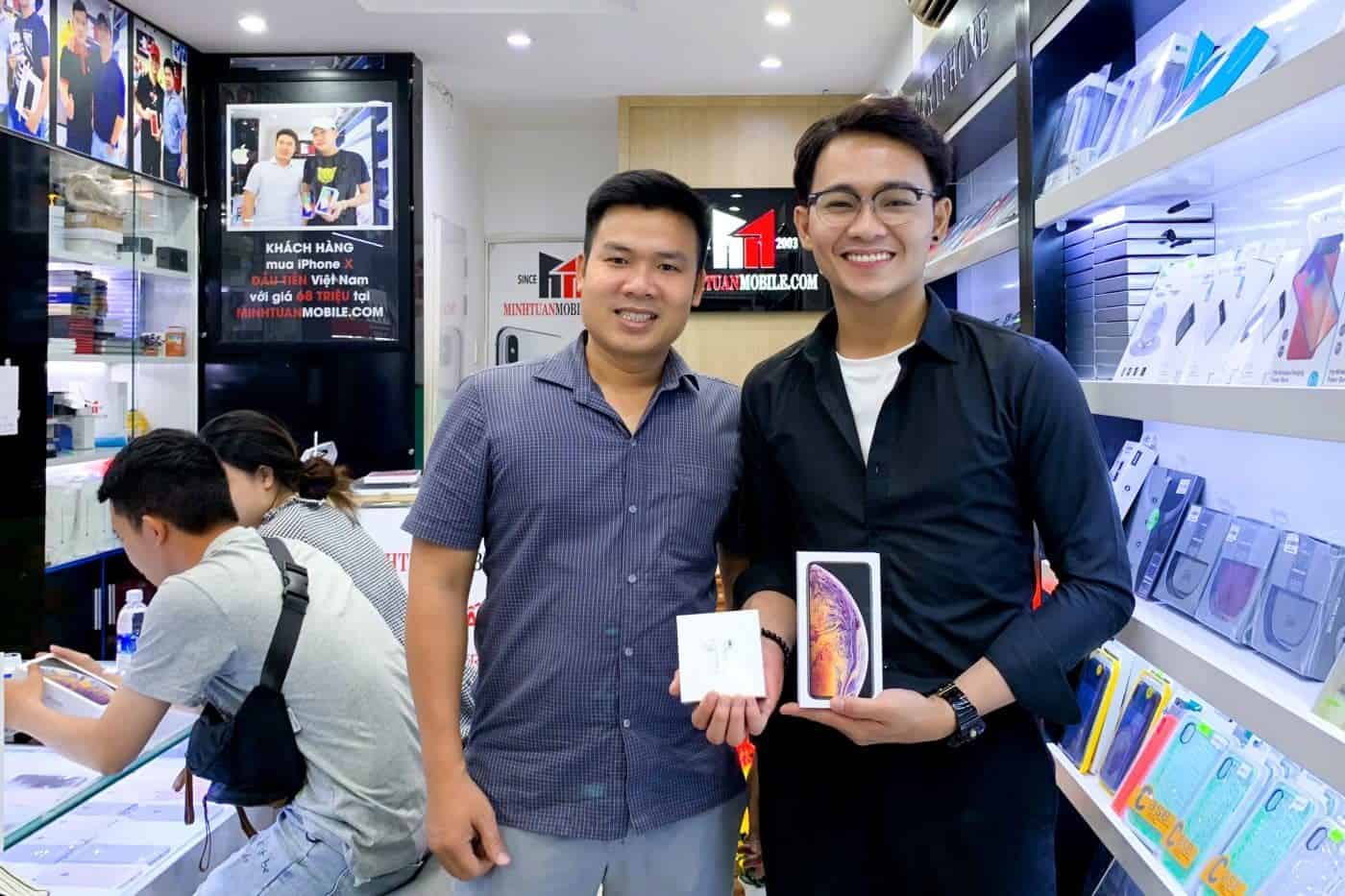 Hot boy làng hài Anh Tú chọn mua tai nghe Airpods tại Minh Tuấn Mobile