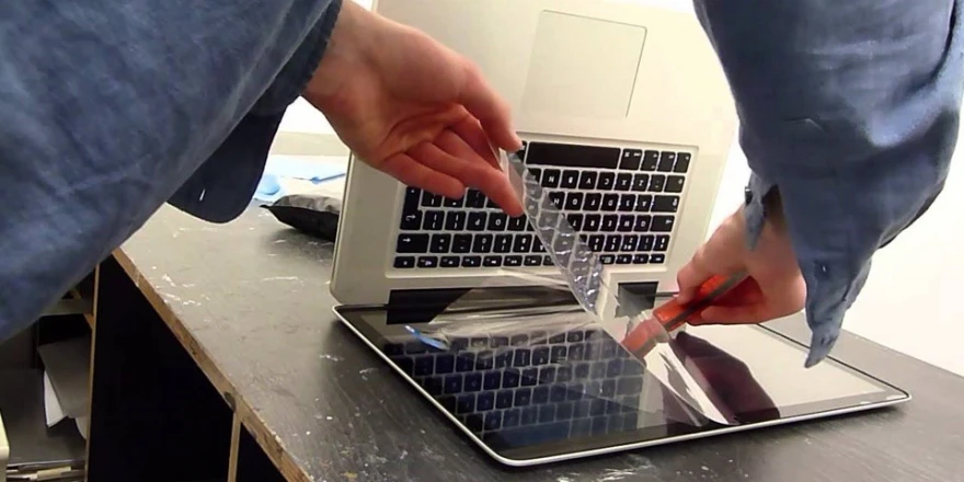 Có nên dán màn hình laptop, MacBook hay không?