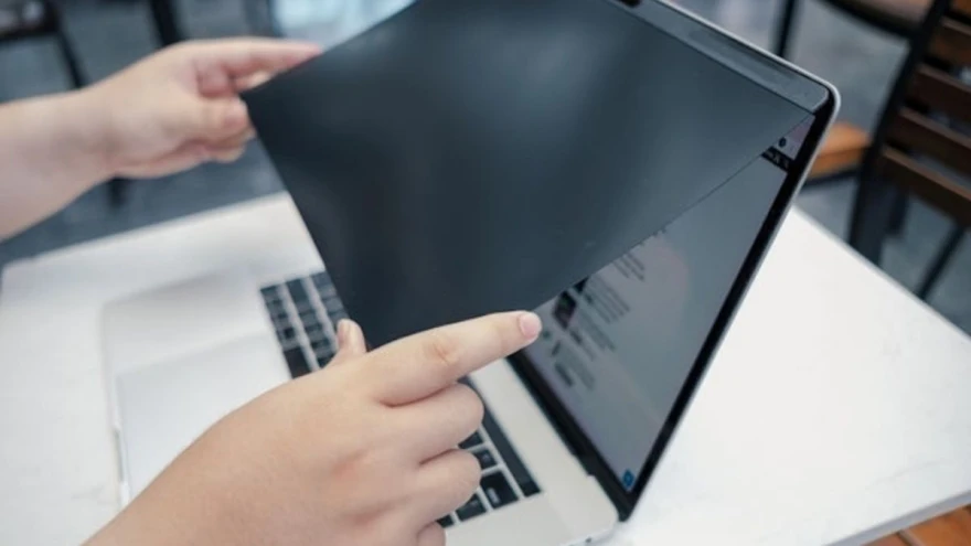Có nên dán màn hình laptop, MacBook hay không?