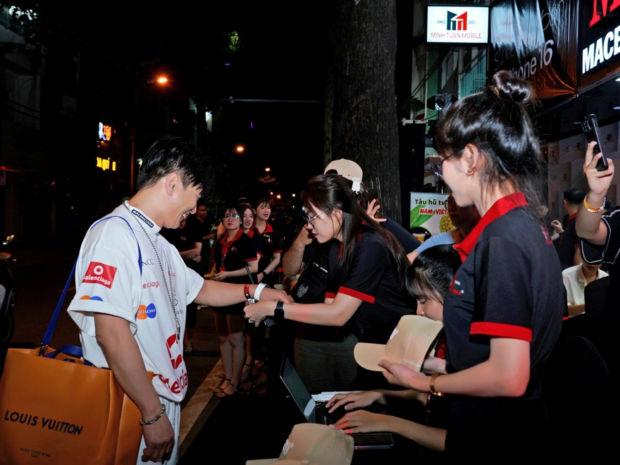 sự kiện mở bán iPhone 15 Series chính hãng VN/A tại Minh Tuấn Mobile