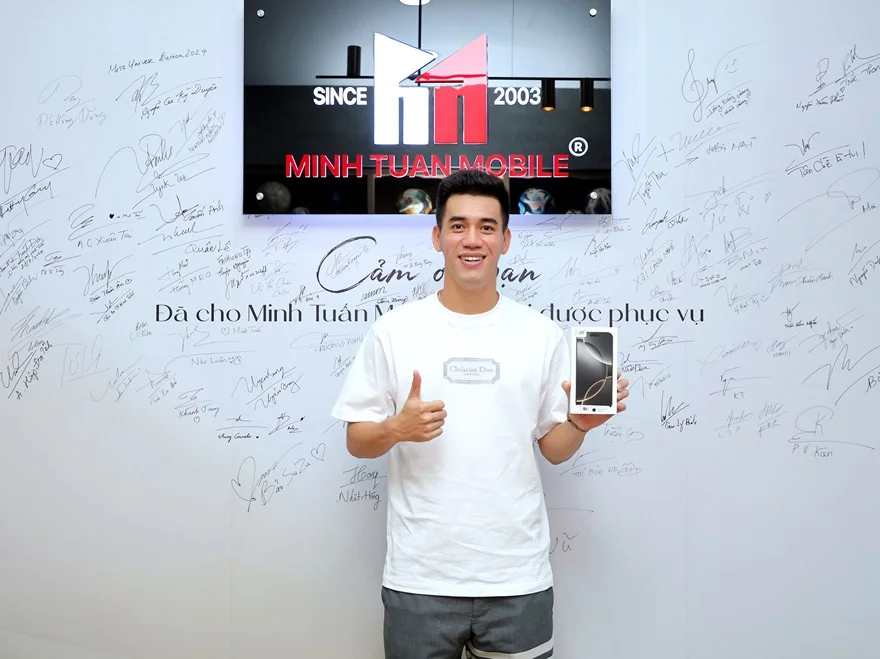 Cầu thủ Tiến Linh sở hữu iPhone 16 Pro Max màu Titan