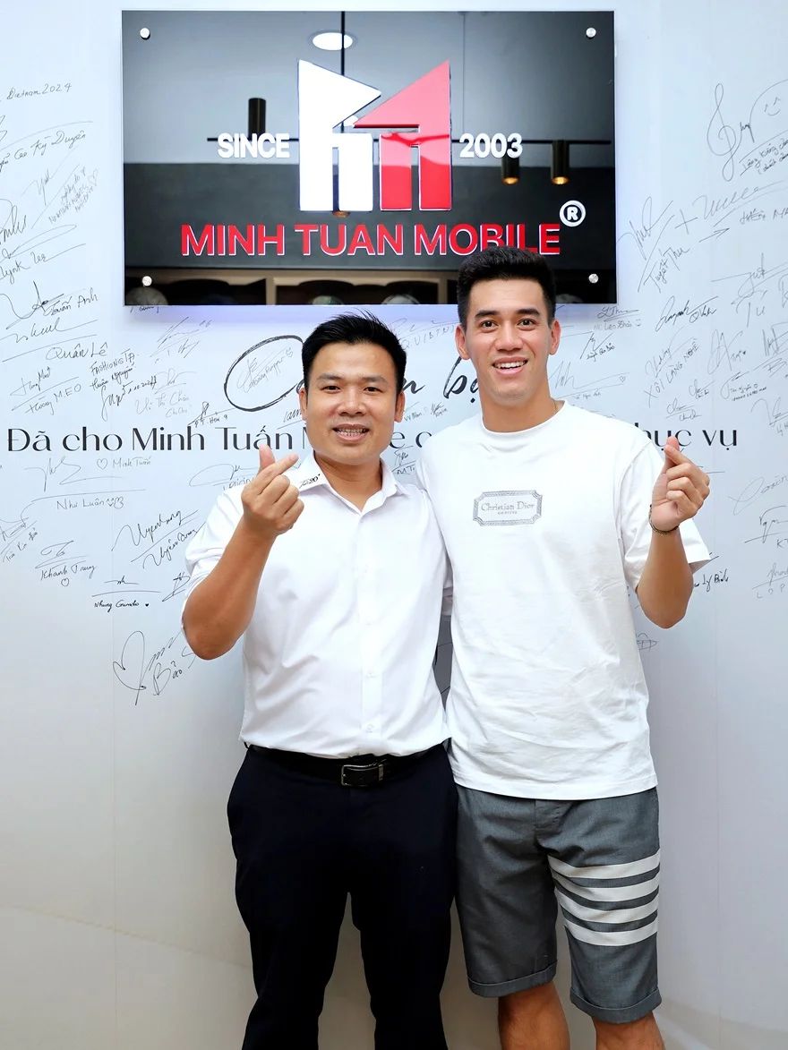 Cầu thủ Tiến Linh sở hữu iPhone 16 Pro Max màu Titan