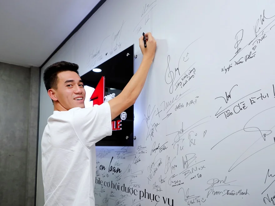 Cầu thủ Tiến Linh sở hữu iPhone 16 Pro Max màu Titan