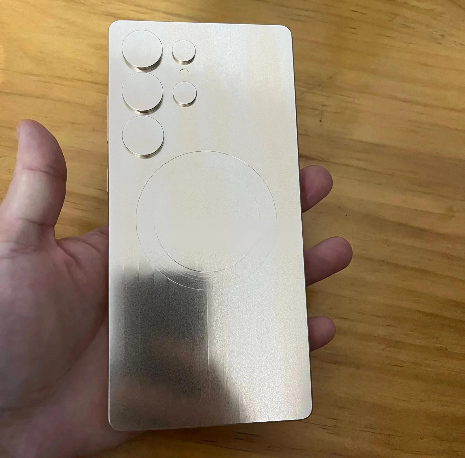 Galaxy S25 Ultra rò rỉ thiết kế bo vuông mới lạ