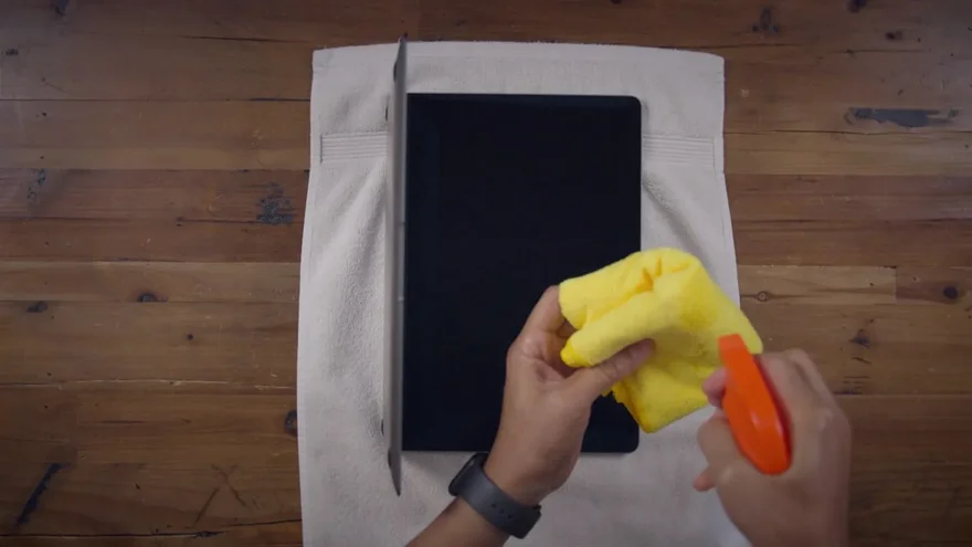 Mẹo làm sạch màn hình và bàn phím MacBook