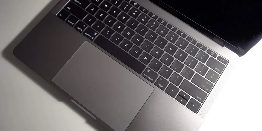 Mẹo làm sạch màn hình và bàn phím MacBook