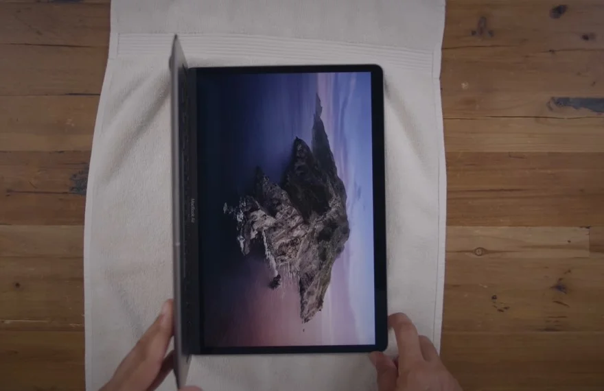 Mẹo làm sạch màn hình và bàn phím MacBook