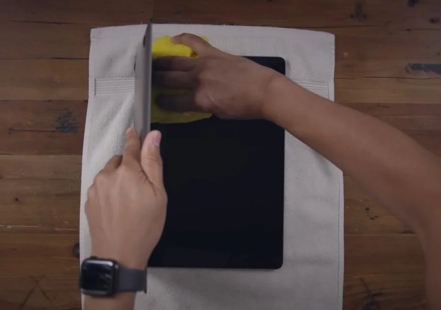 Mẹo làm sạch màn hình và bàn phím MacBook