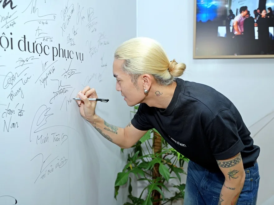 BB Trần rạng rỡ trải nghiệm iPhone 16 Pro Max