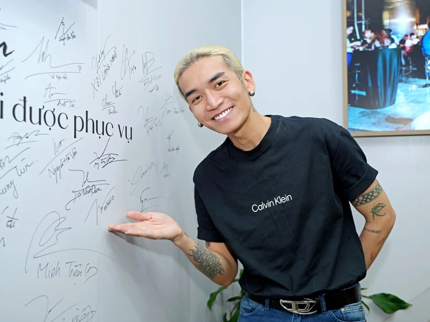 BB Trần rạng rỡ trải nghiệm iPhone 16 Pro Max