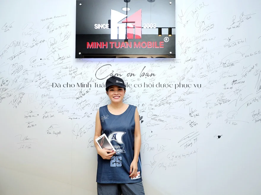 Ca sĩ Phương Thanh chọn iPhone 16 Pro Max tại Minh Tuấn Mobile