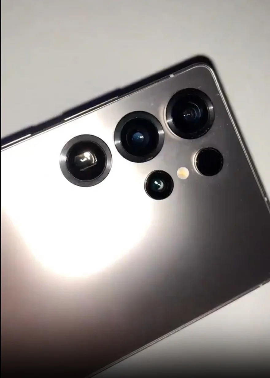 Cận cảnh chi tiết thiết kế của Galaxy S25 Ultra