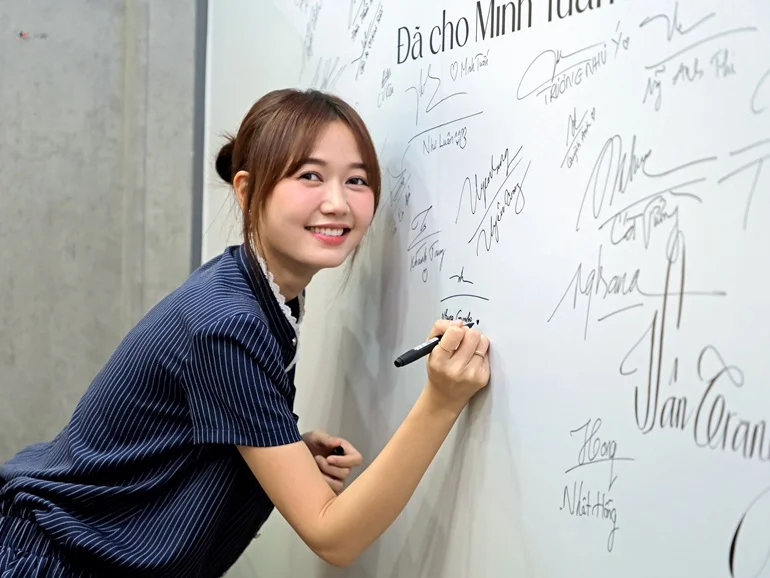 Diễn viên Nhung Gumiho mua iPhone 16 Pro Max - 512GB - màu Desert tại Minh Tuấn Mobile