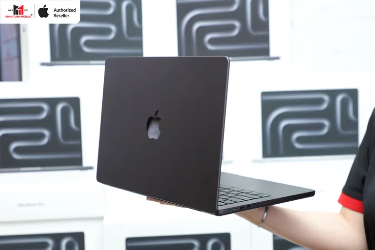 MacBook Pro M4 thay máy bàn chuyên nghiệp