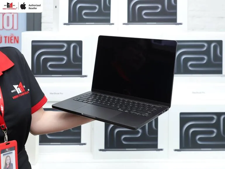 MacBook Pro M4 thay máy bàn chuyên nghiệp