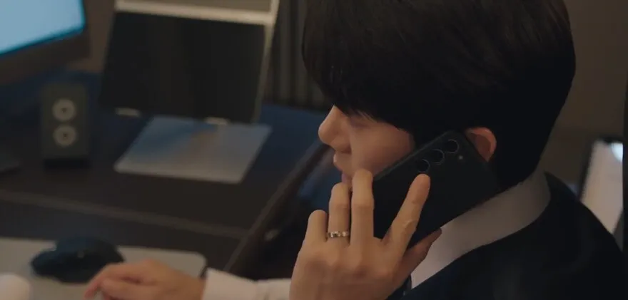 Nam chính When The Phone Rings dùng Samsung gì