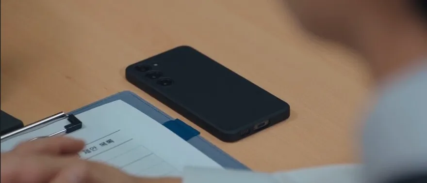 Nam chính When The Phone Rings dùng Samsung gì