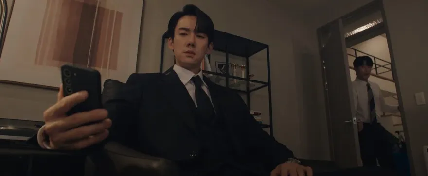 Nam chính When The Phone Rings dùng Samsung gì