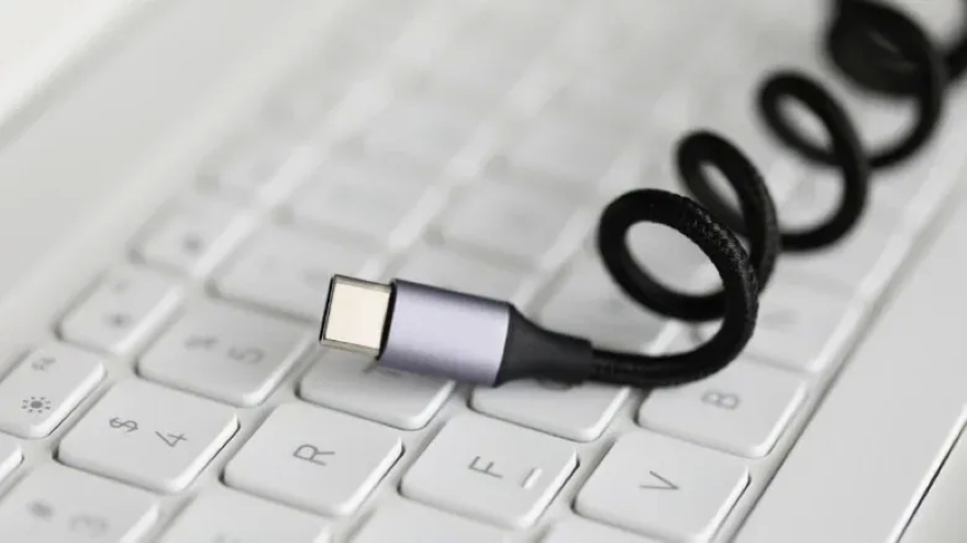 cổng USB-C và Lightning trên iphone có gì khác biệt