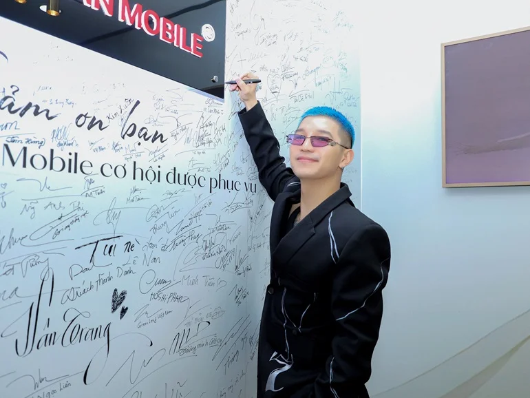 Cường Seven chi 'mạnh tay' tậu iPhone 16 Pro Max tại Minh Tuấn Mobile