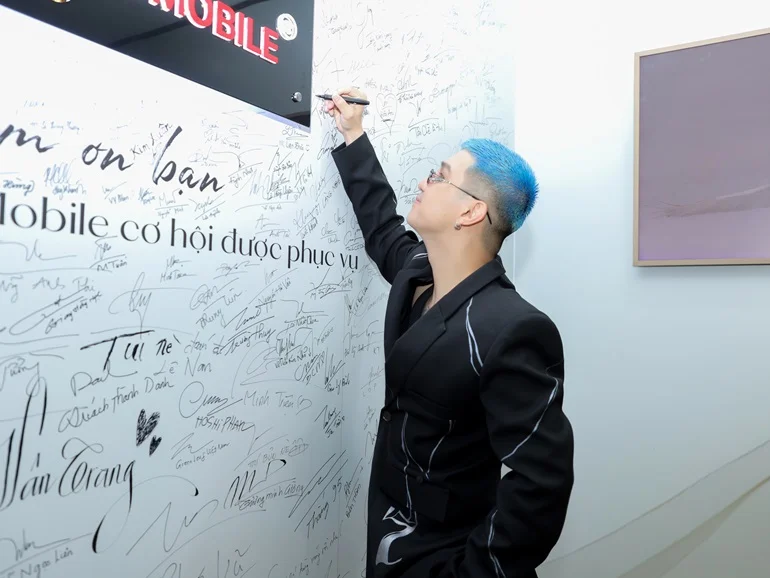 Cường Seven chi 'mạnh tay' tậu iPhone 16 Pro Max tại Minh Tuấn Mobile