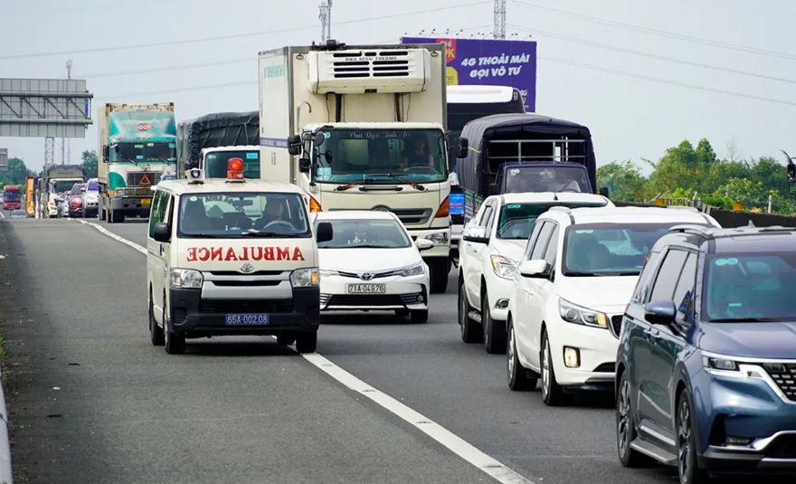 TP.HCM Không xử phạt vượt đèn đỏ khi nhường xe ưu tiên