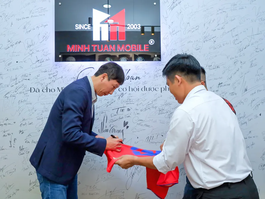 HLV Kim Sang Sik tậu iPhone 16 Pro Max tại Minh Tuấn Mobile.