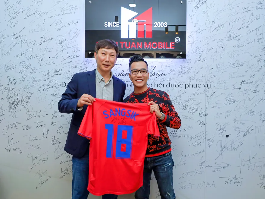 HLV Kim Sang Sik tậu iPhone 16 Pro Max tại Minh Tuấn Mobile.