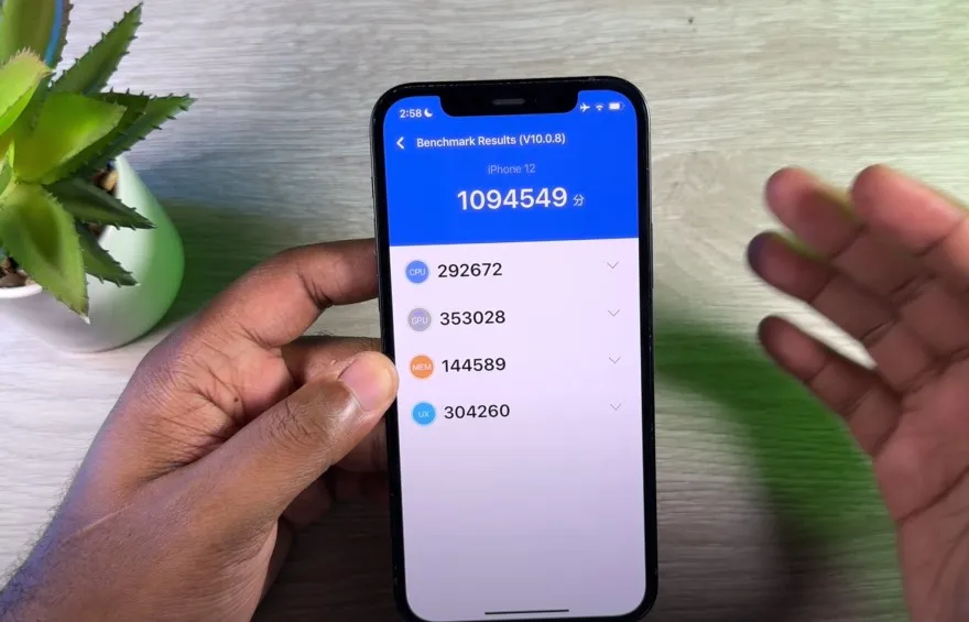 iPhone 12: Có nên cập nhật iOS 18.3 hay chờ đợi thêm?
