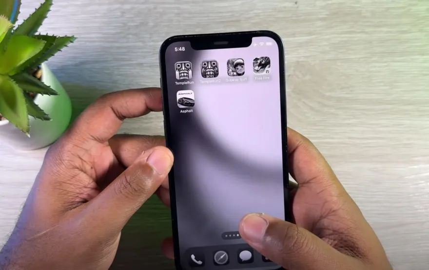 iPhone 12: Có nên cập nhật iOS 18.3 hay chờ đợi thêm?