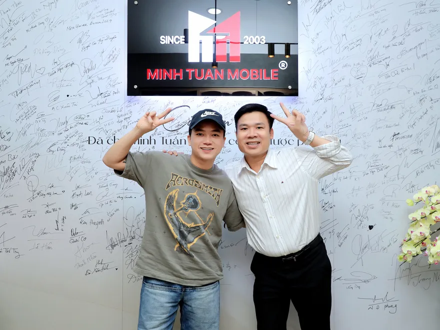 Bùi Công Nam tươi tắn tậu iPhone 16 Pro Max tại Minh Tuấn Mobile