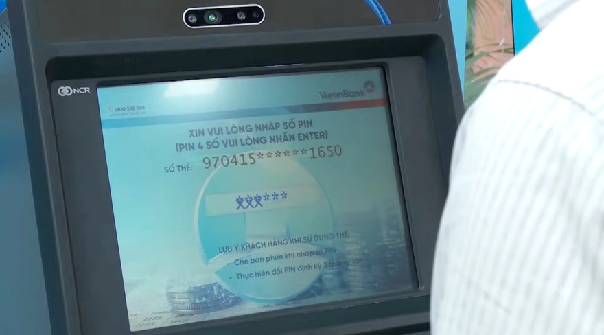 Cách rút tiền tại cây ATM bằng căn cước