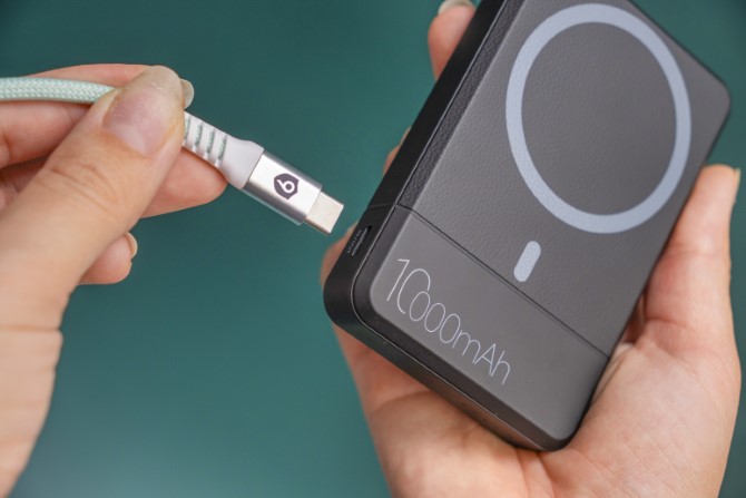 Cáp Type-C to Type-C từ tính tự cuộn 9Fit 1M