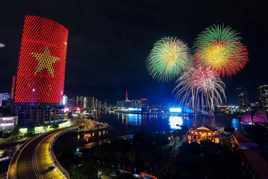 Lịch xem 3D Mapping và pháo hoa mừng 30/4 tại TP.HCM