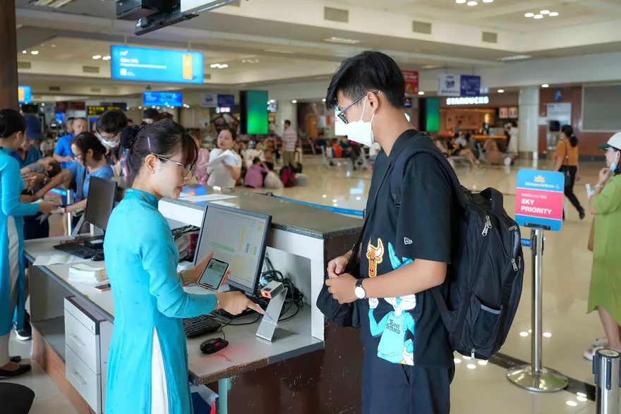 Đã có thể đặt vé máy bay và check-in online tại app VNeID