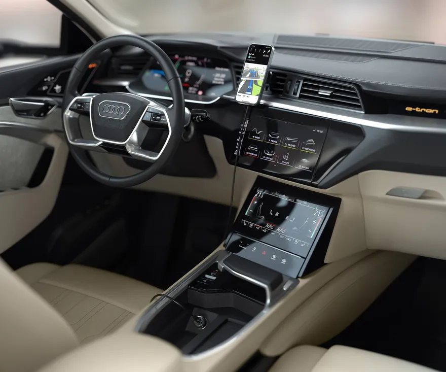 Sạc pin iPhone trong ô tô: Nguy cơ tiềm ẩn