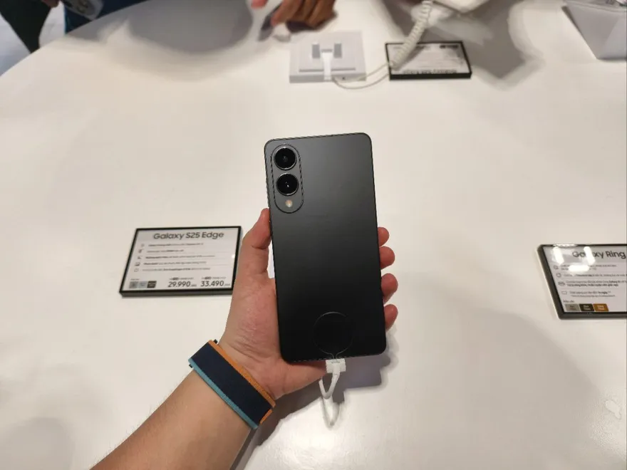 Galaxy S25 Edge vừa ra mắt với ngoại hình siêu mỏng