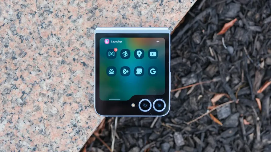 Galaxy Z Flip7: Màn hình phụ lớn hơn, viền siêu mỏng