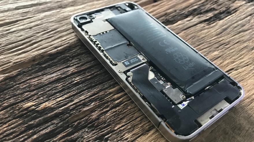 Đừng dại thay pin iPhone không chính hãng