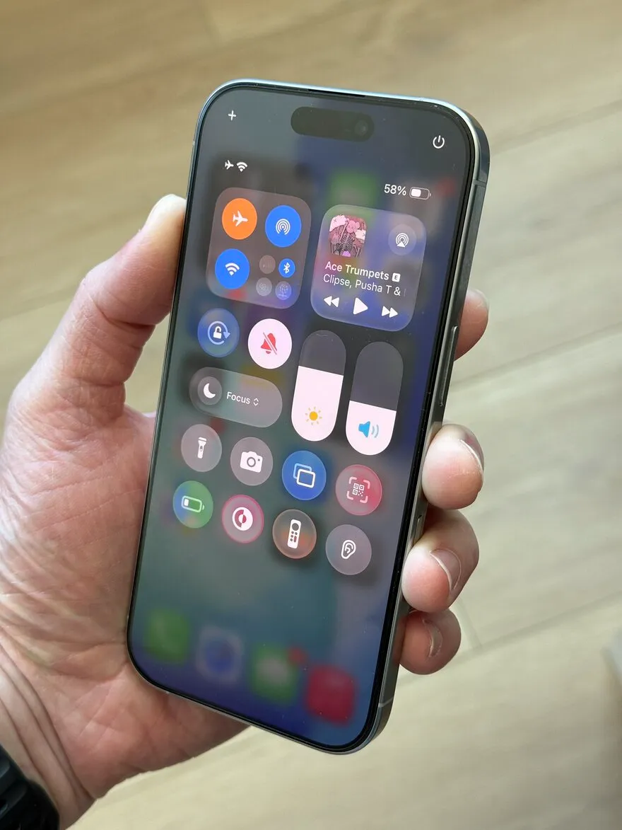 iOS 26 Beta 3 lại sửa thiết kế Liquid Glass trên iPhone