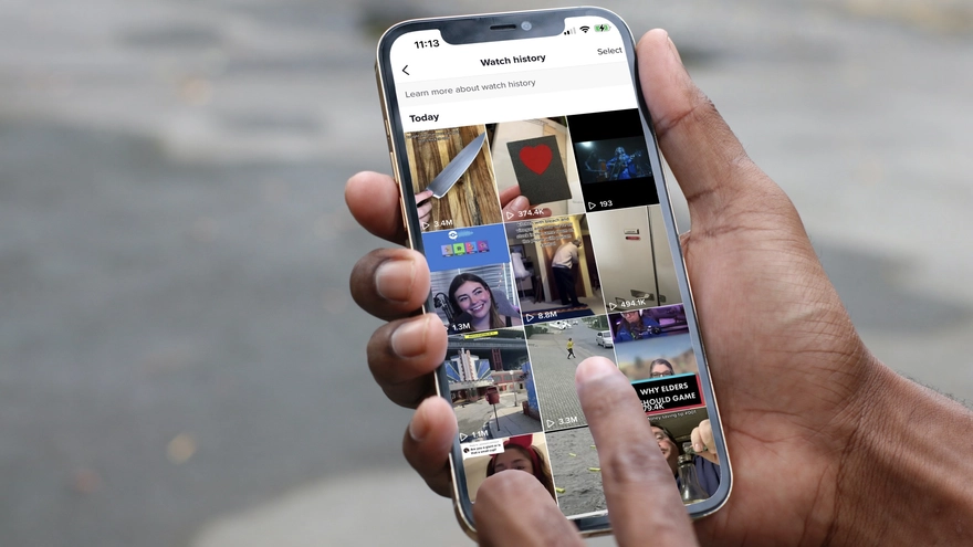 Cách xem video TikTok cũ nhất của bạn