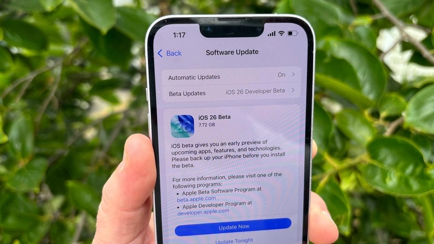 iOS 26 Public Beta vs. Developer Beta, bản nào tốt hơn?