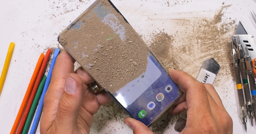 Galaxy Z Flip7 vượt qua bài drop-test khắc nghiệt