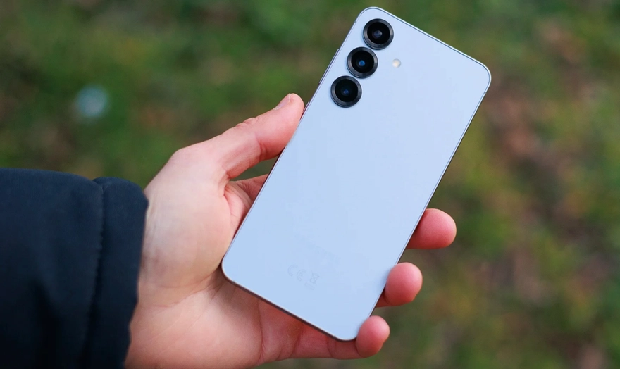 Lộ hình ảnh thật của Galaxy S25 FE với viên pin nhỏ hơn