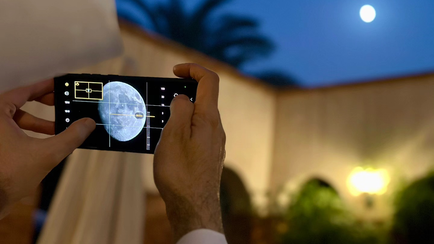 One UI 8 Beta dính lỗi AI khiến ảnh mặt trăng biến hình