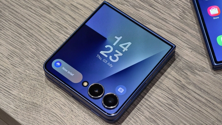 Galaxy Z Flip6 bất ngờ đón tính năng mới từ One UI 8
