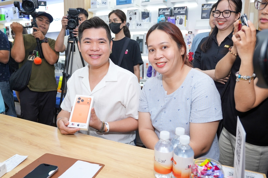 Những khách hàng đầu tiên trên thế giới sở hữu iPhone 17 và iPhone Air tại Minh Tuấn Mobile