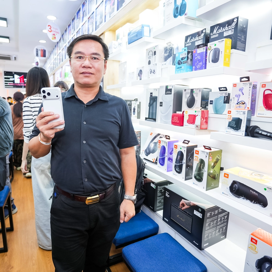 Những khách hàng đầu tiên trên thế giới sở hữu iPhone 17 và iPhone Air tại Minh Tuấn Mobile
