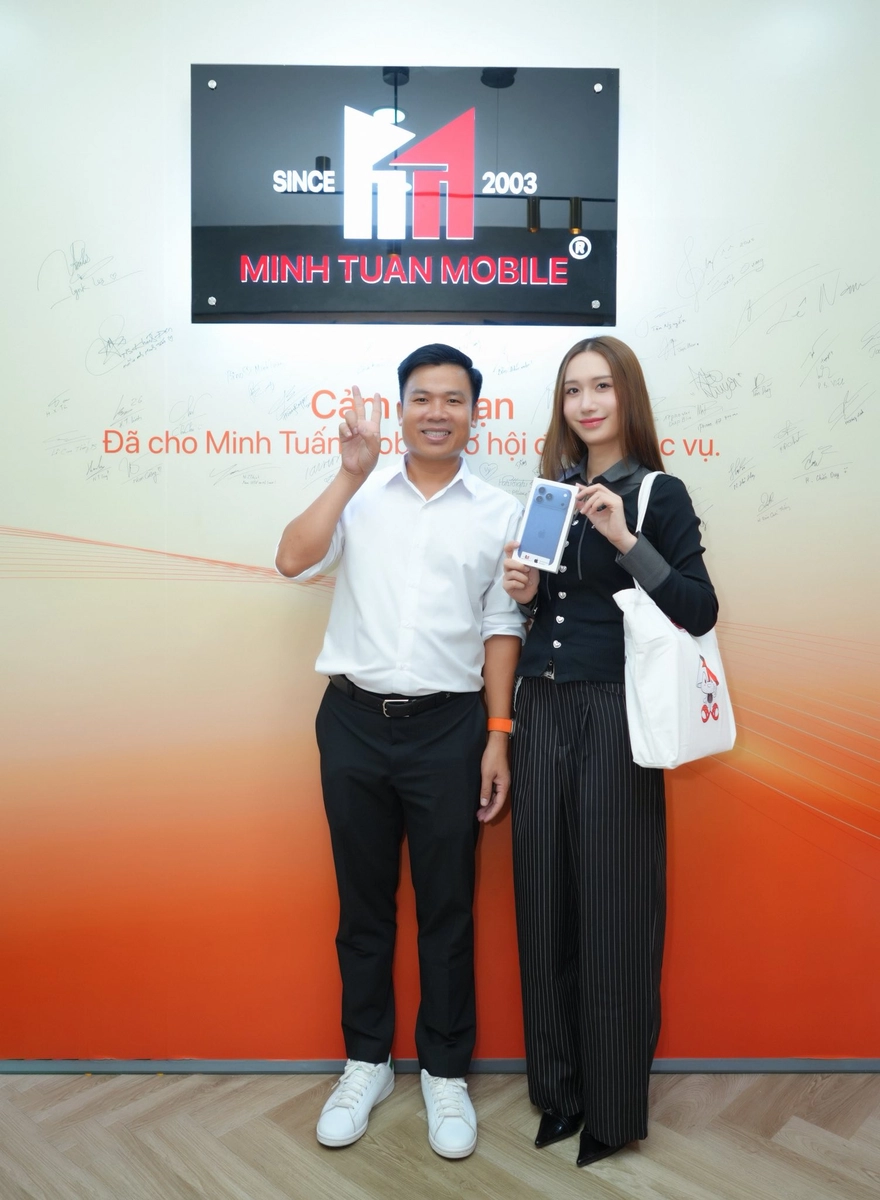 Chị đẹp LynkLee ghé Minh Tuấn Mobile sắm iPhone 17 Pro Max