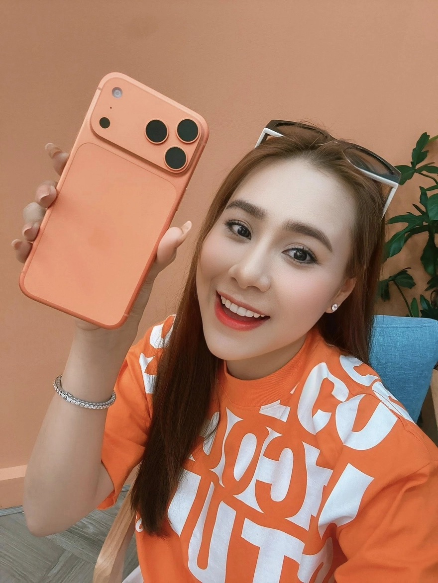 Hồ Bích Trâm bất ngờ “tậu” iPhone 17 Pro Max tại Minh Tuấn Mobile